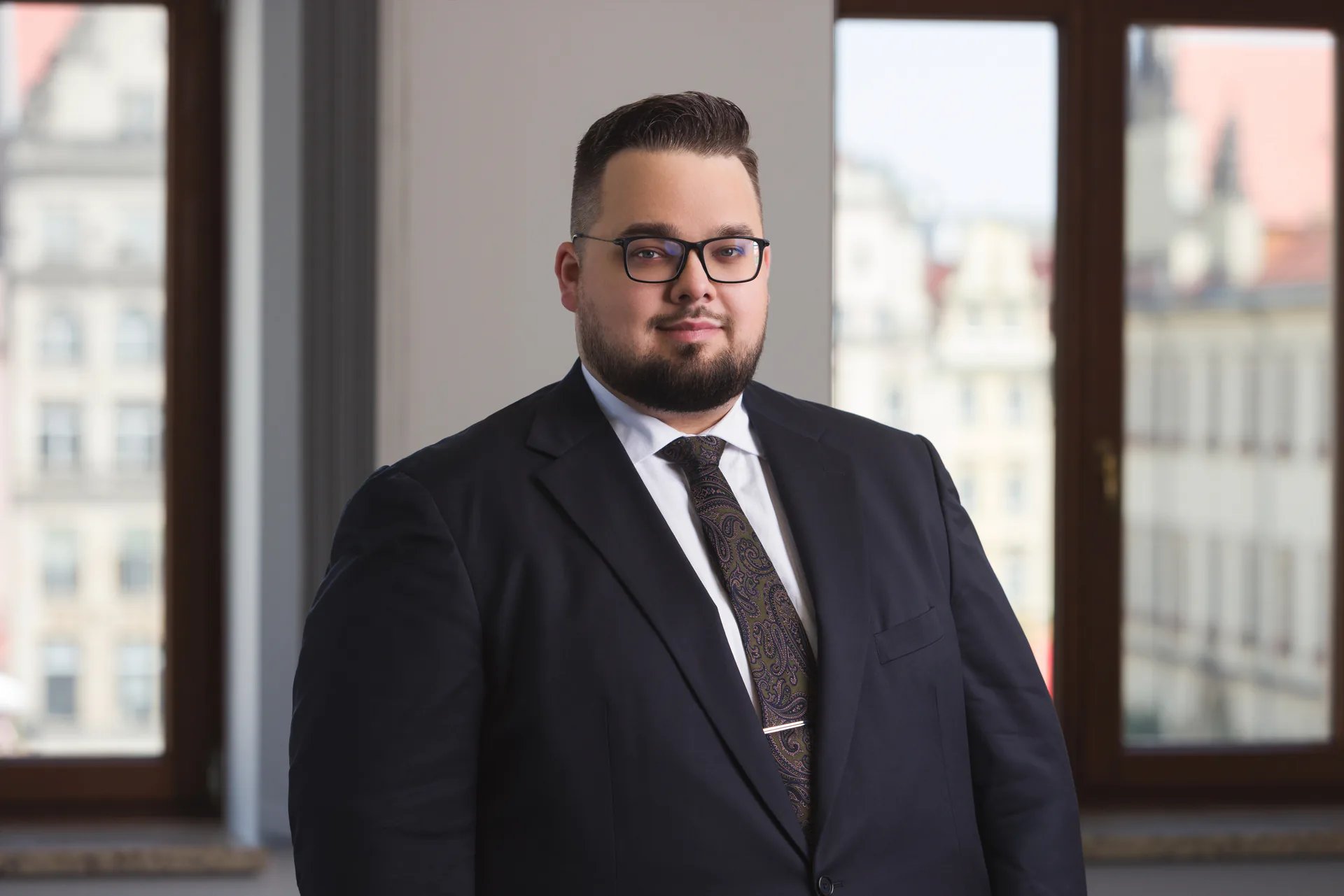 Adwokat Oskar H. Skoczylas w kancelarii przy Placu Solnym we Wrocławiu