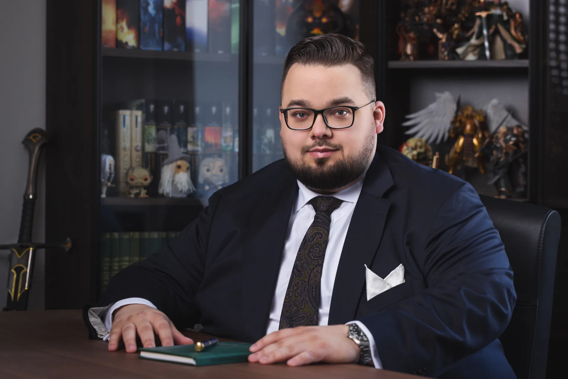 Adwokat Oskar H. Skoczylas przy biurku w kancelarii, nad aktami sprawy karnej
