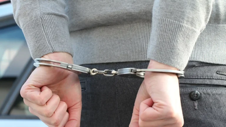 Zatrzymanie przez policję – ręce skute kajdankami