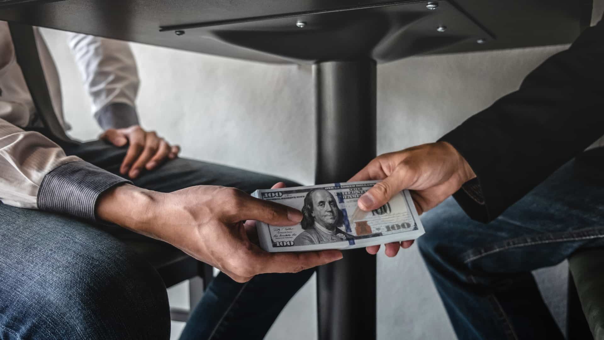 Dokumenty urzędowe i banknoty symbolizujące przestępstwo korupcji w kontekście prawa karnego