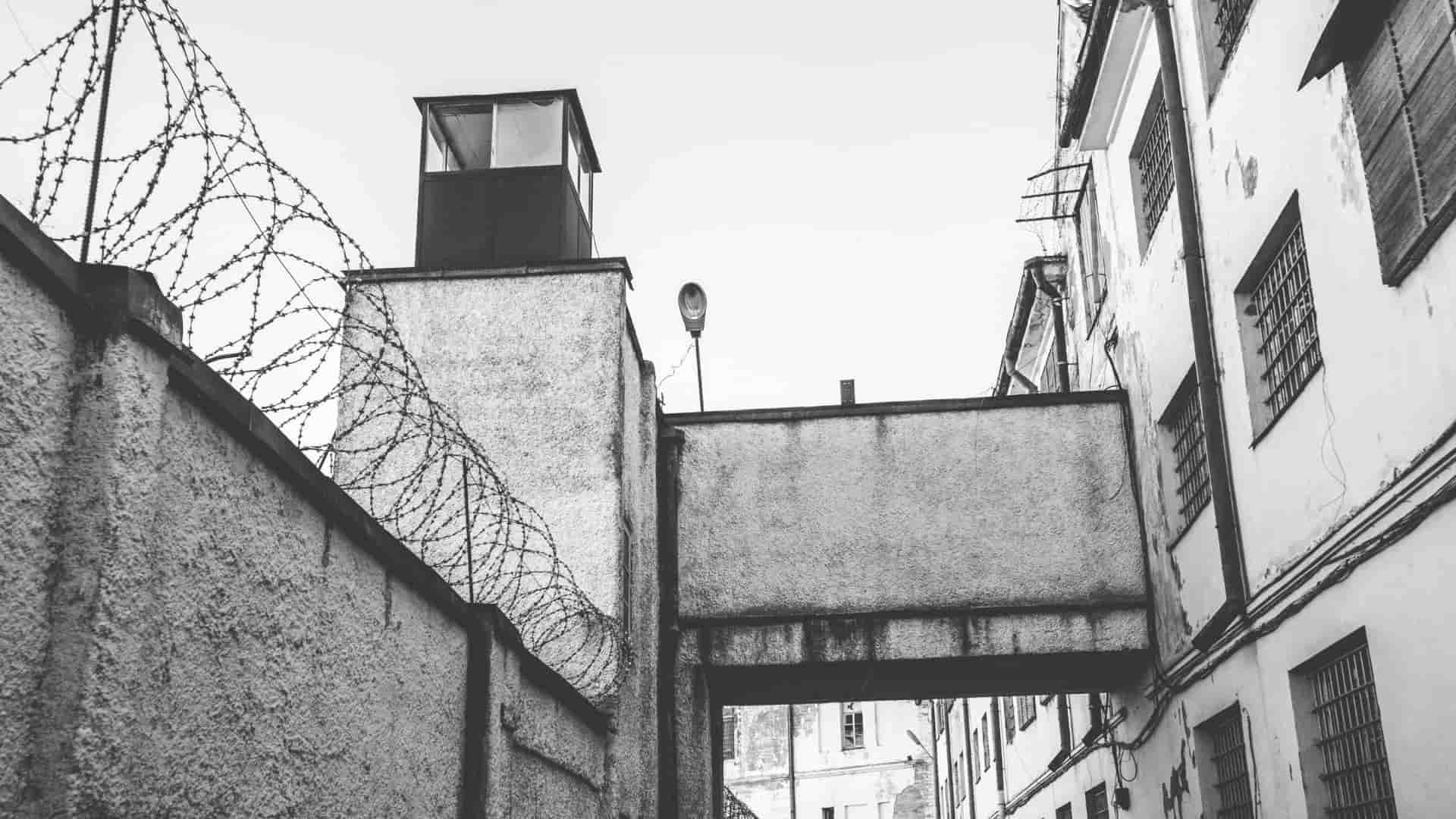 Rodzina czekająca na widzenie w areszcie śledczym – ilustracja do case study o szybkim uzyskaniu zgód na widzenia